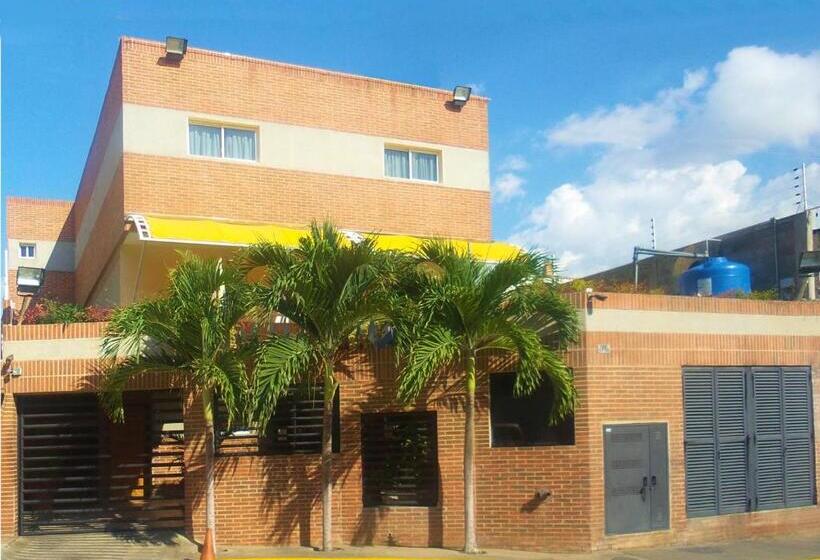 هتل Muevete Por Vargas