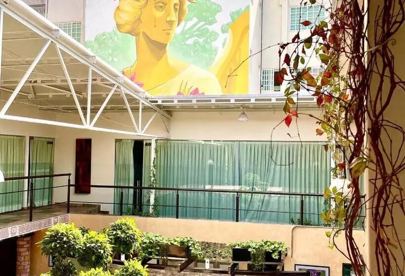 پانسیون Downtown Treasure Place