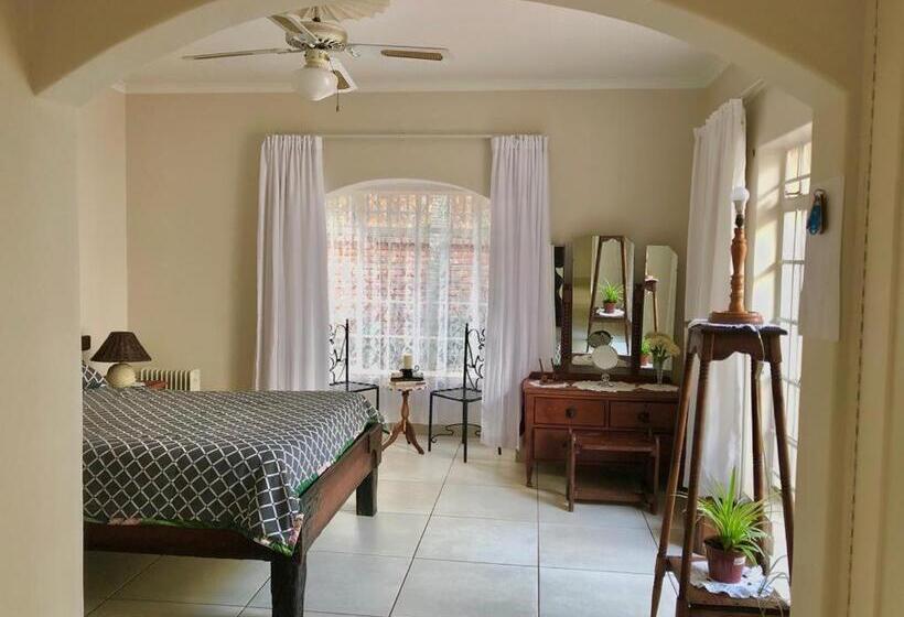 پانسیون Thee View