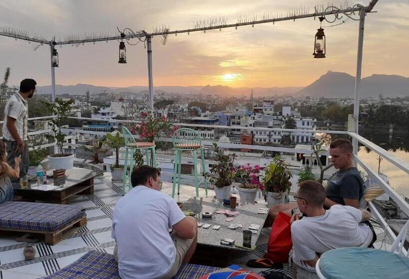 Raahi Backpacker S Hostel