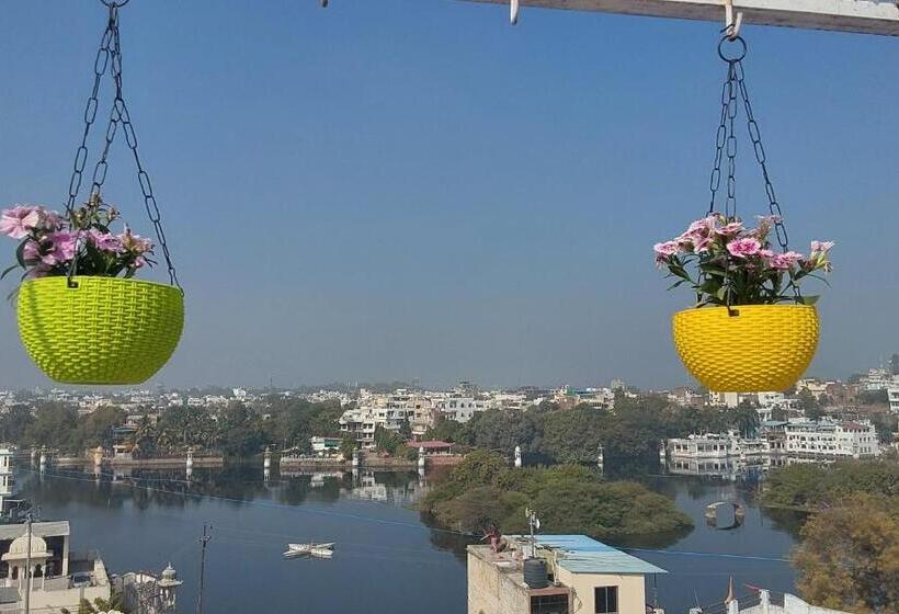 Raahi Backpacker S Hostel