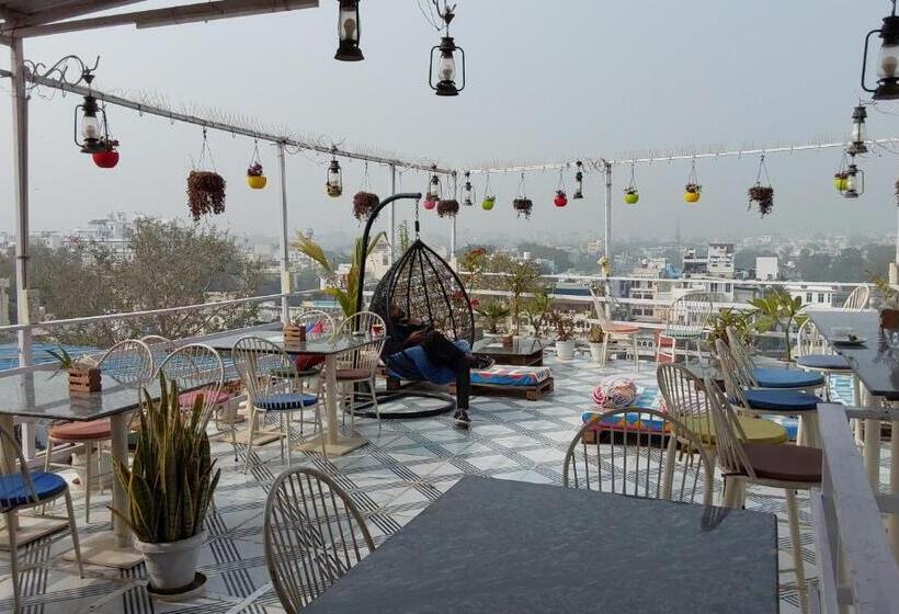 Raahi Backpacker S Hostel