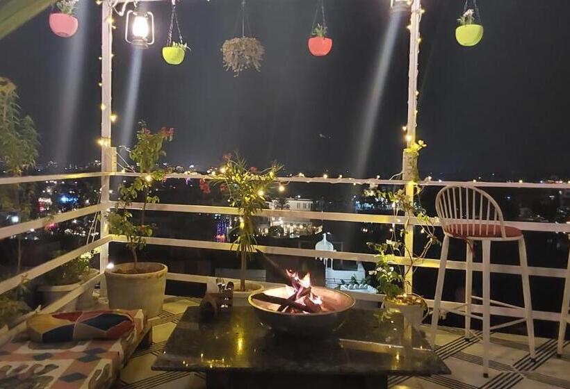 Raahi Backpacker S Hostel