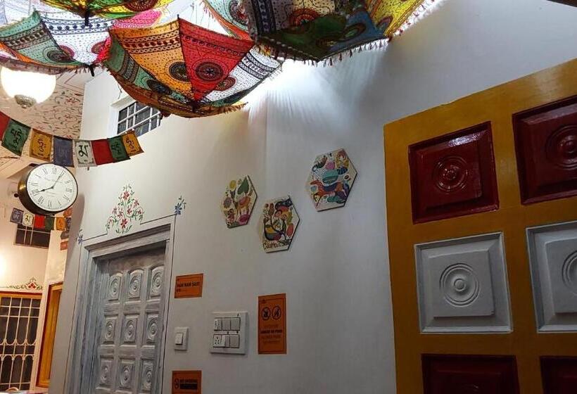 Raahi Backpacker S Hostel