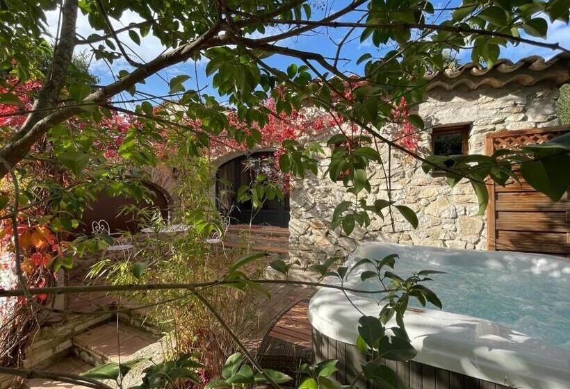 住宿加早餐 L Amourier Chambres D Hôtes Pour Amoureux Avec Jacuzzi Ou Baignoire Xxl