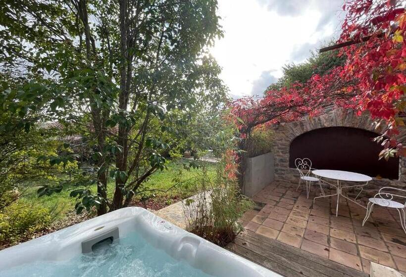 住宿加早餐 L Amourier Chambres D Hôtes Pour Amoureux Avec Jacuzzi Ou Baignoire Xxl