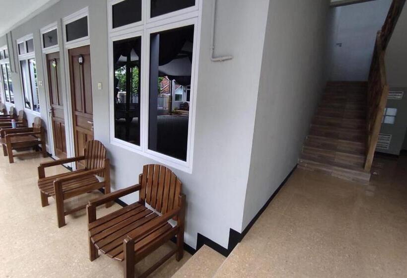 בית מלון כפרי Reddoorz Syariah Near Alun Alun Purwokerto 2