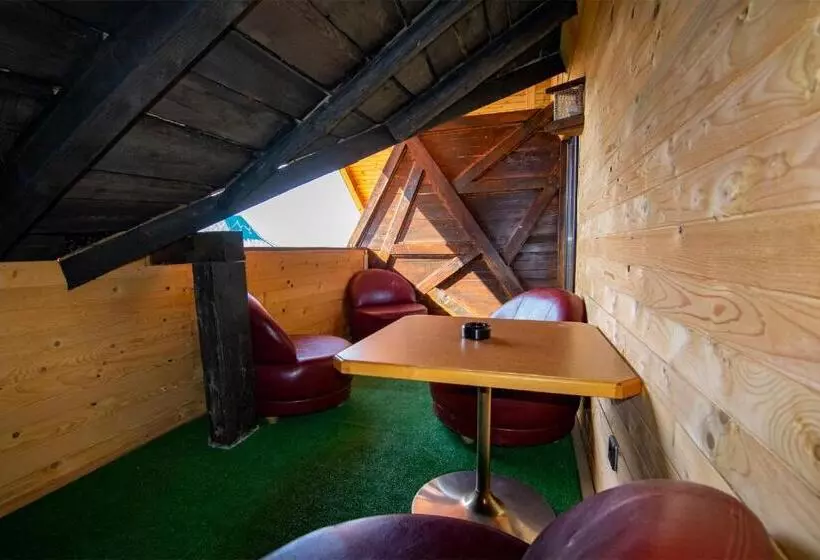 Majatalo La Conacul Vesel