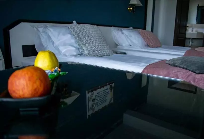 Majatalo La Conacul Vesel