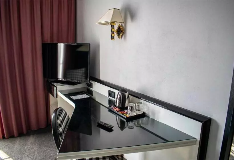 Majatalo La Conacul Vesel