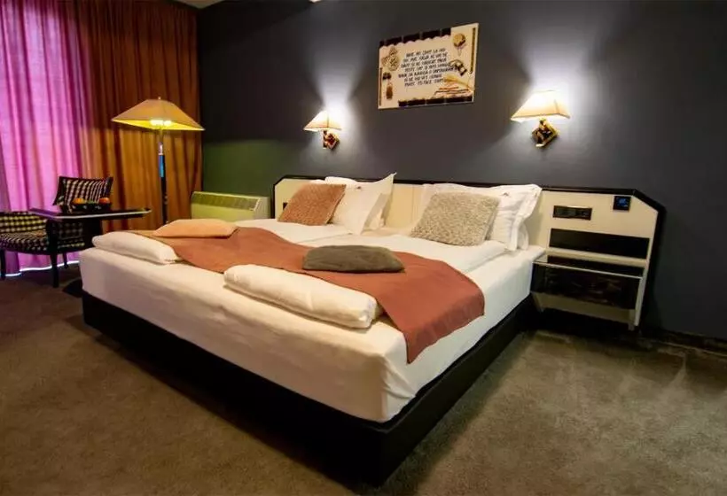 Majatalo La Conacul Vesel