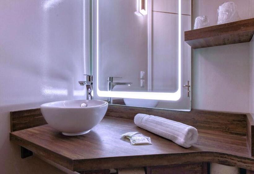 Brit Hotel Confort Pau Lons