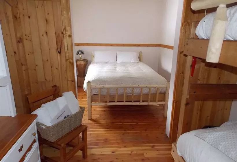 Lomakeskus Rustic Beaverfoot Lodge Room N6