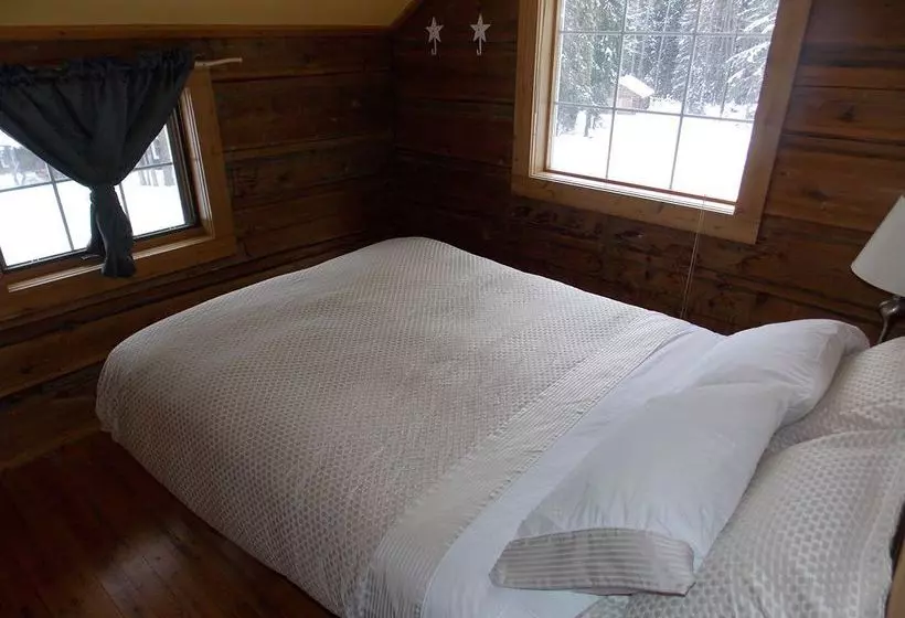 Lomakeskus Rustic Beaverfoot Lodge Room N6