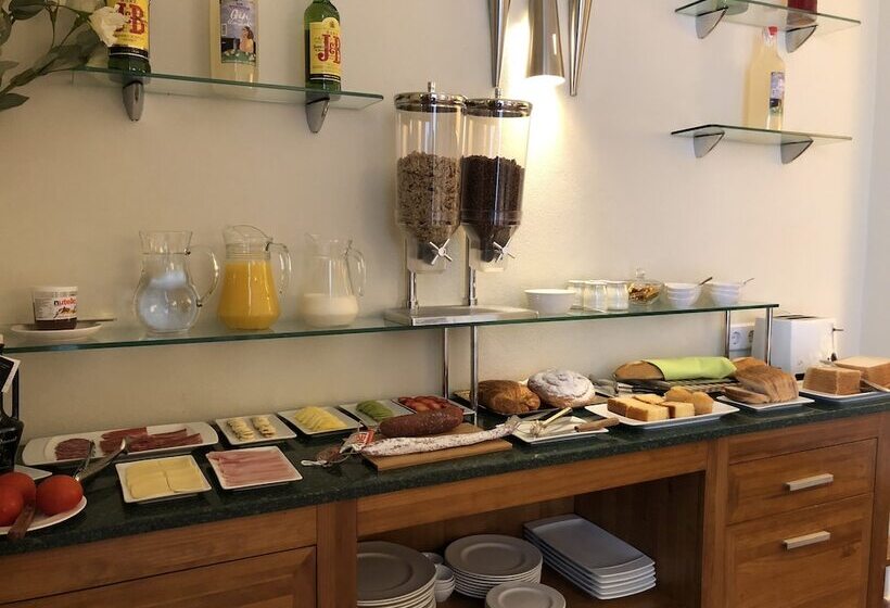 Отель Es Mercadal