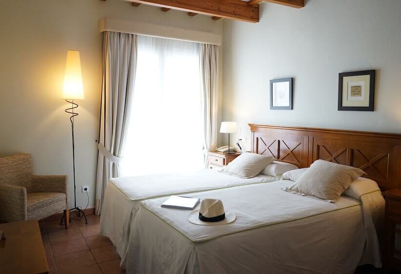 Отель Es Mercadal