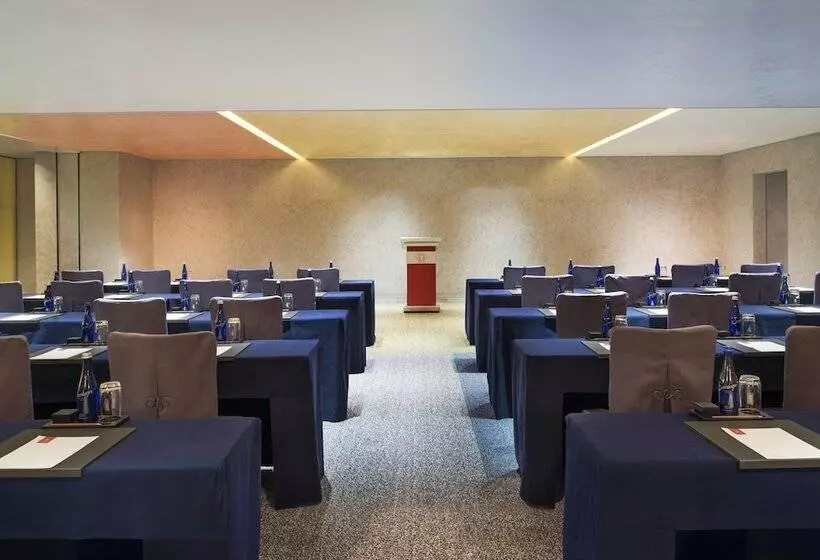 호텔 Hualuxe Shanghai Twelve At Hengshan, An Ihg