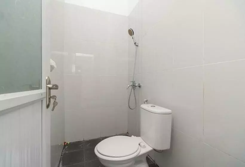 Hotelli Reddoorz Near Tugu Coklat Pesawaran Lampung