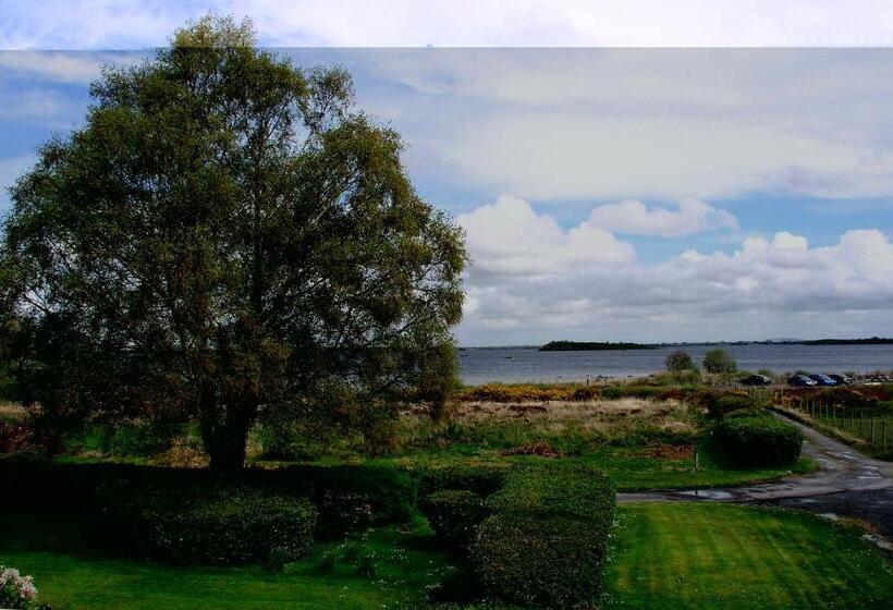 צימר Lakeland Midsummer Lakehouse