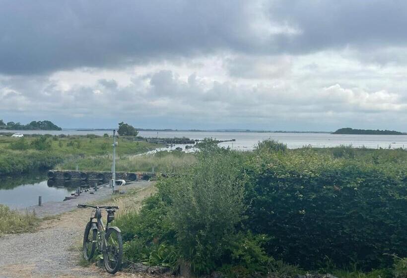 צימר Lakeland Midsummer Lakehouse