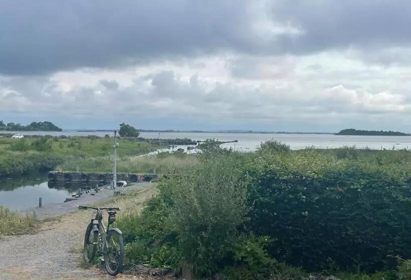 민박 Lakeland Midsummer Lakehouse