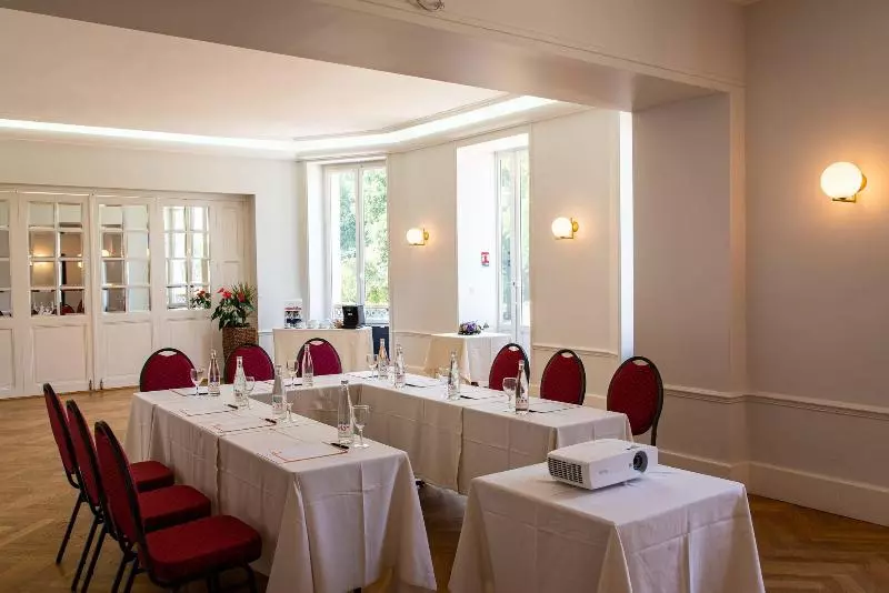 هتل Domaine Et Golf Du Roncemay