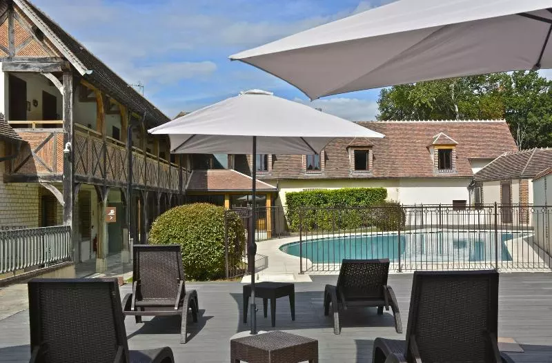 هتل Domaine Et Golf Du Roncemay