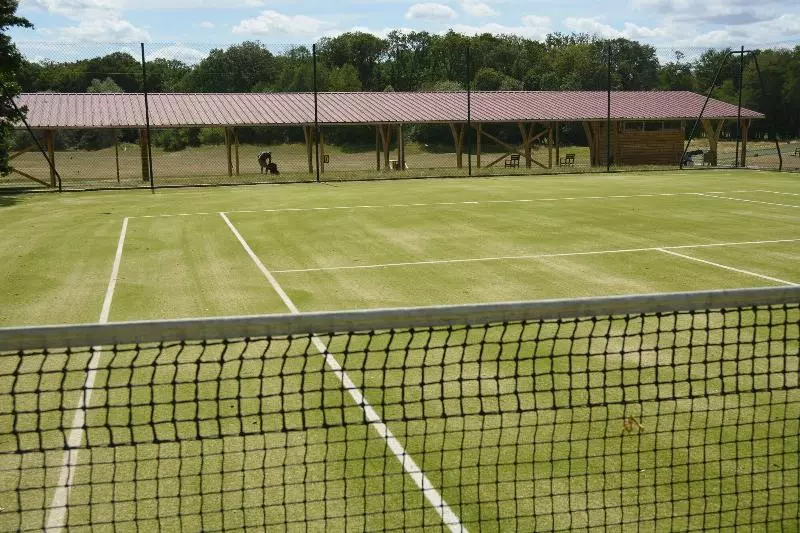 هتل Domaine Et Golf Du Roncemay