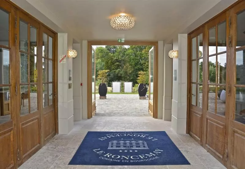 هتل Domaine Et Golf Du Roncemay