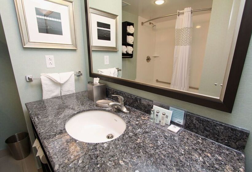 هتل Hampton Inn & Suites By Hilton St. John S Airport