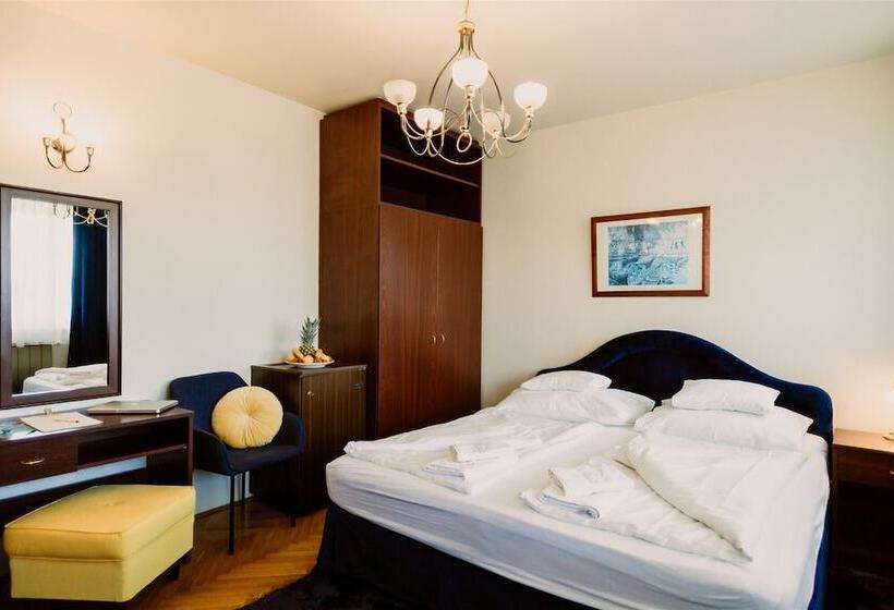 בית מלון כפרי Korona Pension And Restaurant