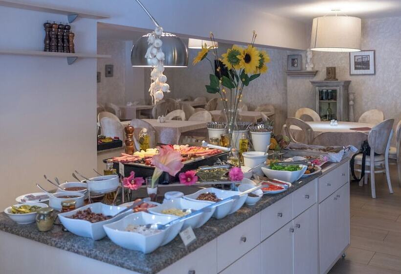 ホテル Greek Pride Cronwell Rahoni