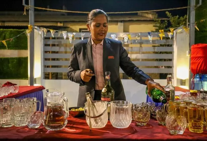 استراحتگاه Chitwan Midtown