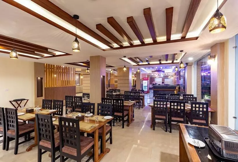 استراحتگاه Chitwan Midtown