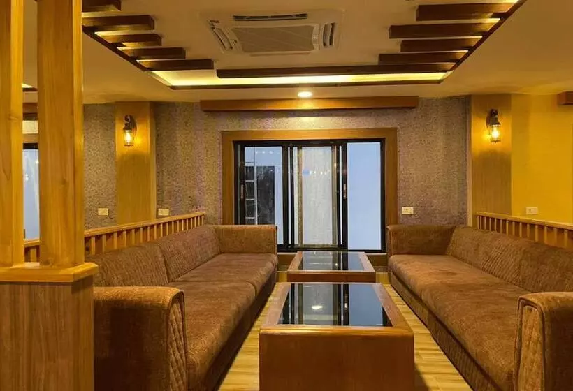 استراحتگاه Chitwan Midtown