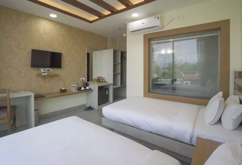 استراحتگاه Chitwan Midtown