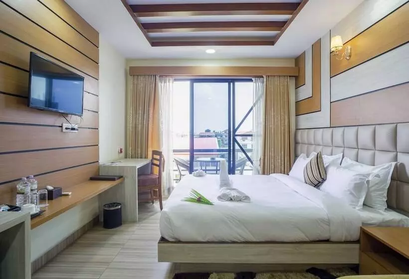 استراحتگاه Chitwan Midtown