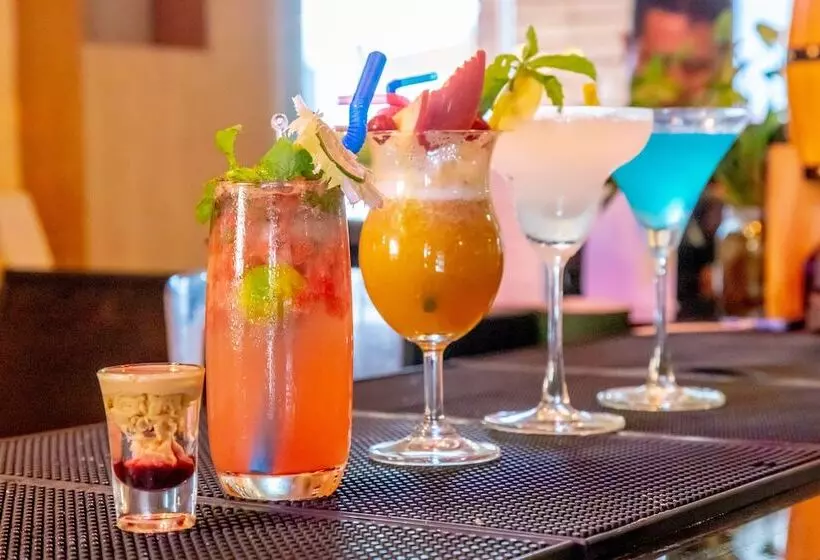 استراحتگاه Chitwan Midtown