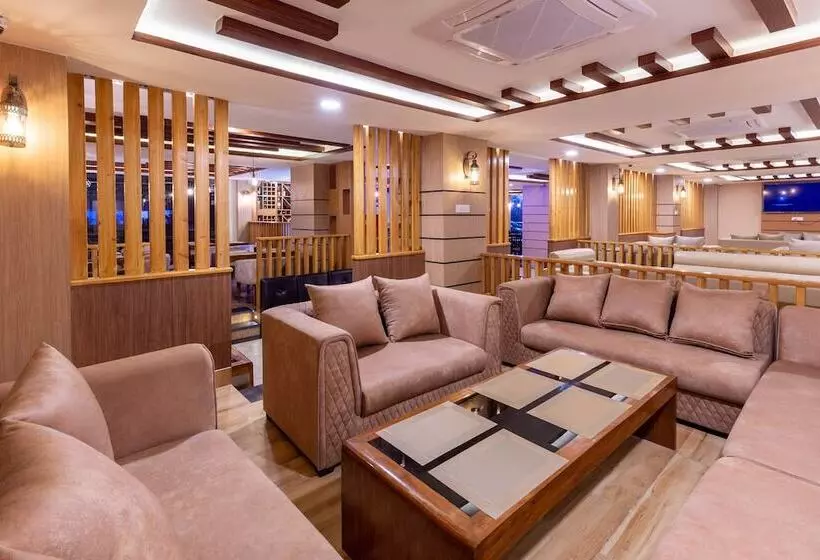 استراحتگاه Chitwan Midtown