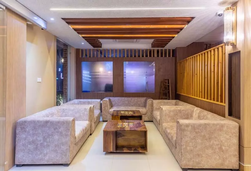 استراحتگاه Chitwan Midtown