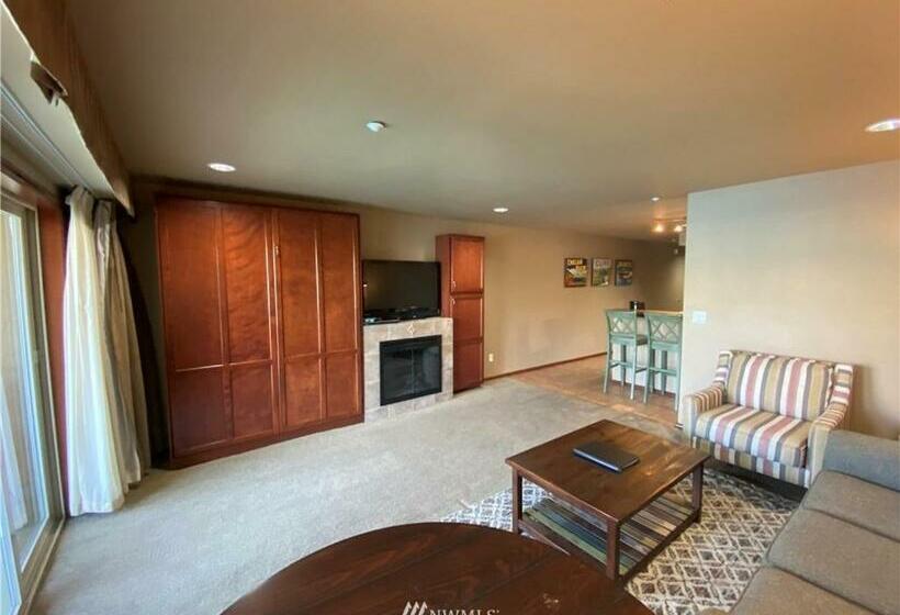 Grandview Lake Chelan  Waterfront View, Pool, Hot Tub, Golf, 1 Min To Downtown