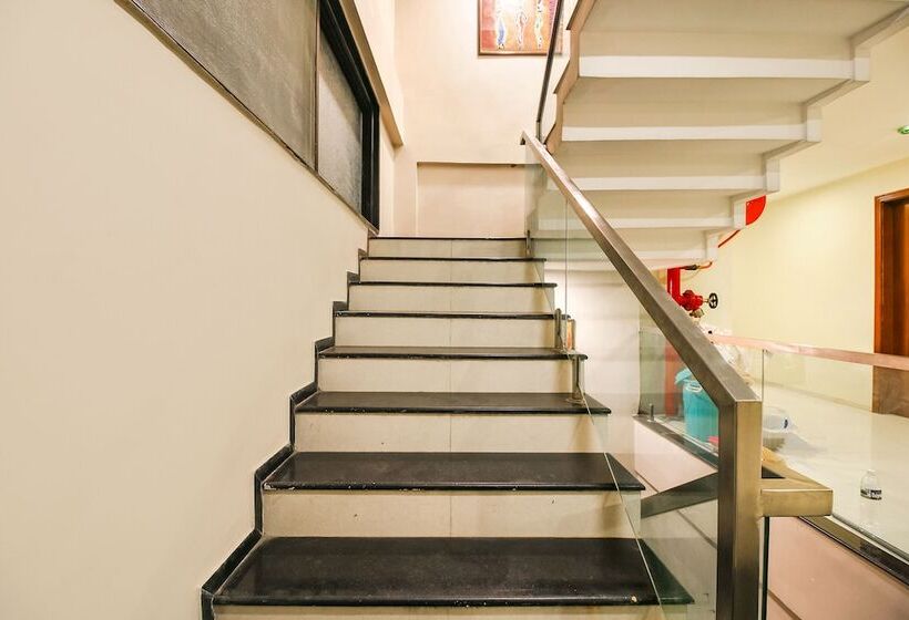 Fabhotel Divine Casa