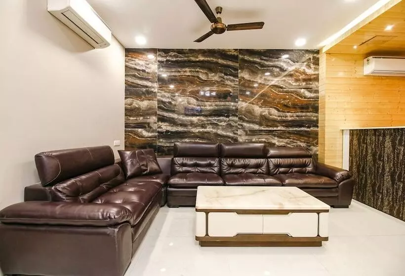 Fabhotel Divine Casa