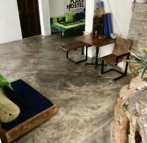 Thelakehostel