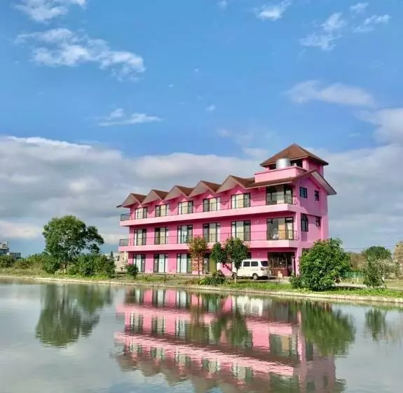 پانسیون Pink Castle House
