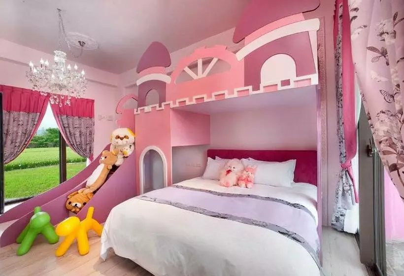 پانسیون Pink Castle House