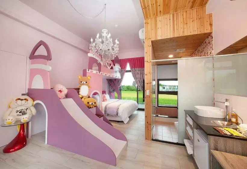 پانسیون Pink Castle House