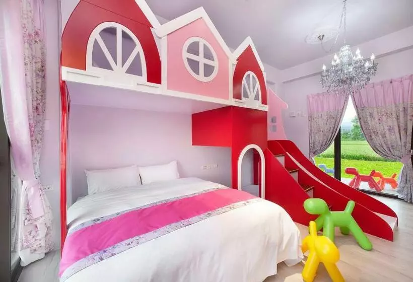 پانسیون Pink Castle House