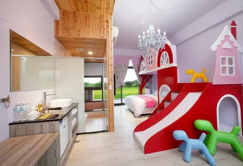پانسیون Pink Castle House