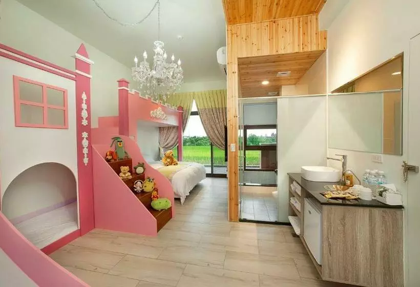 پانسیون Pink Castle House